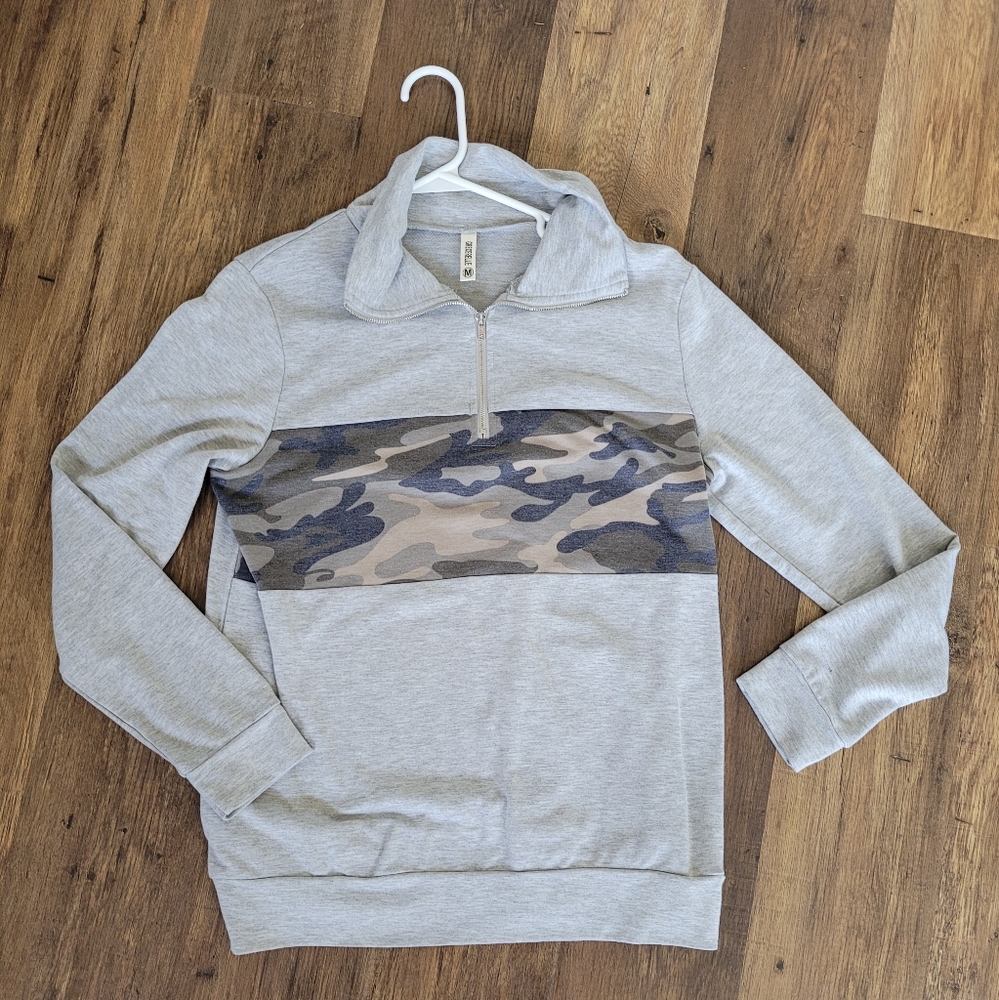 Grecerelle gray/camo pullover size Medium